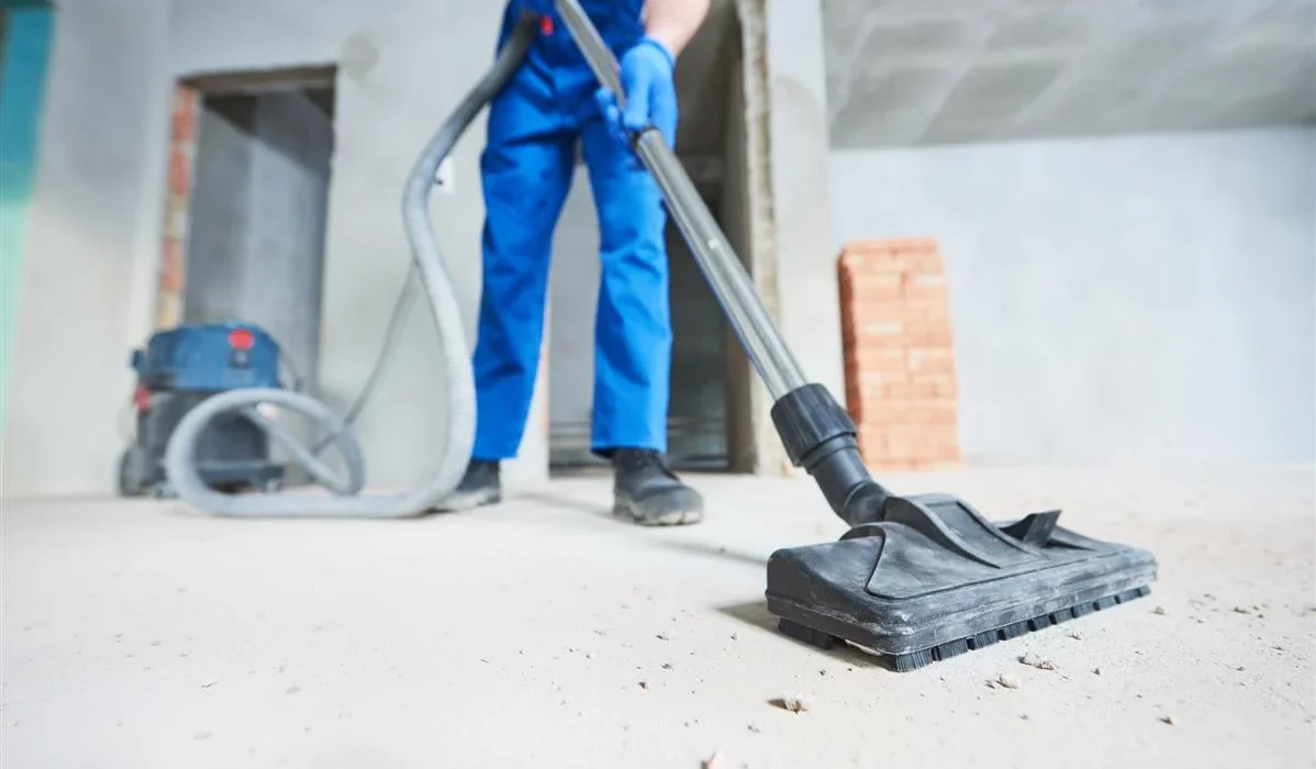 Agent ALS Services nettoyant après des travaux à Clichy